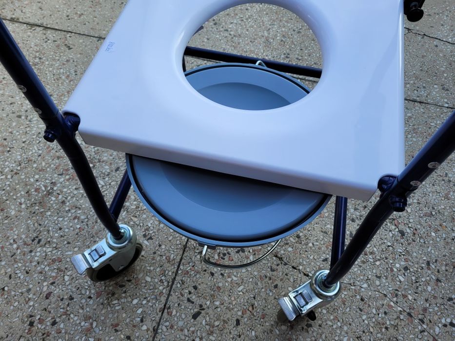 Scaun/ cărucior cu rotile și vas toaletă