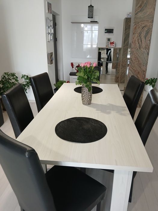 Vând masa de 6 persoane cu scaune