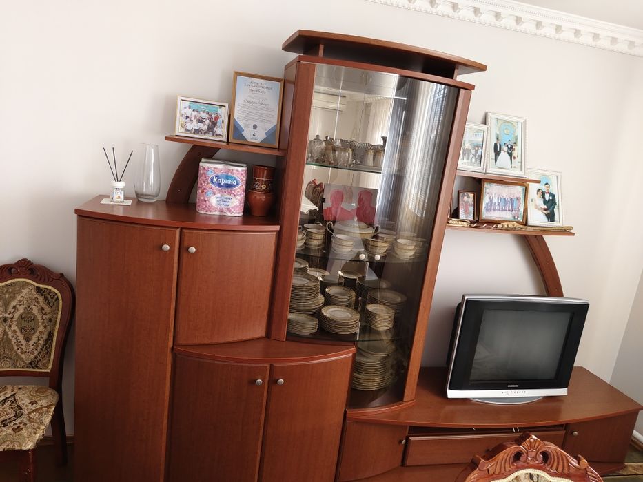 Стол со стульями сервант