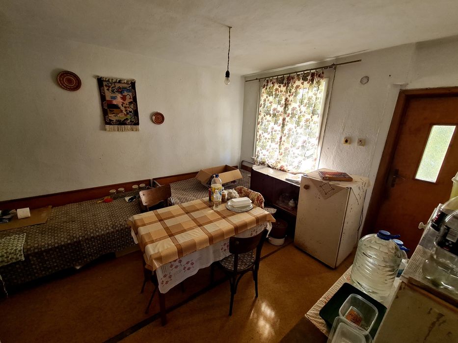 Вила на 35 км. от София, със ФЕЦ 30 кВп..