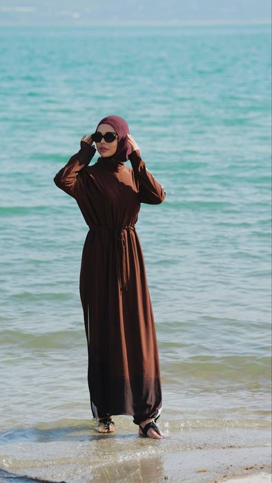 Zamonaviy va qulay musulmona cho'milish kiyimi (burkini).