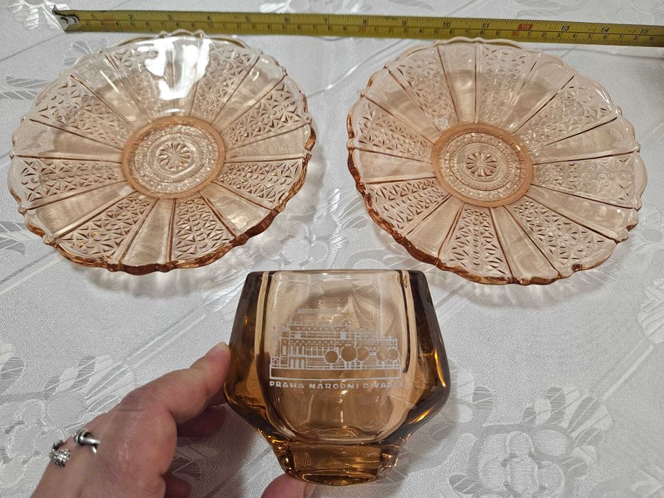 Ретро съдове от цветно стъкло за допълване на сервизи