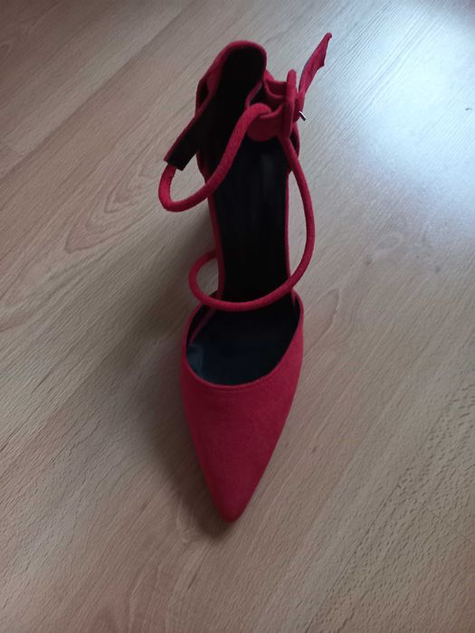Червени велурени обувки