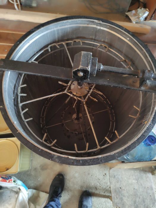 Пчелни семейства, кошери и инвентар