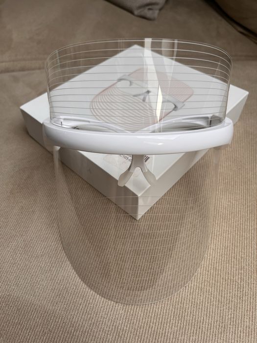 LED маска за лице с червена, жълта и синя светлина