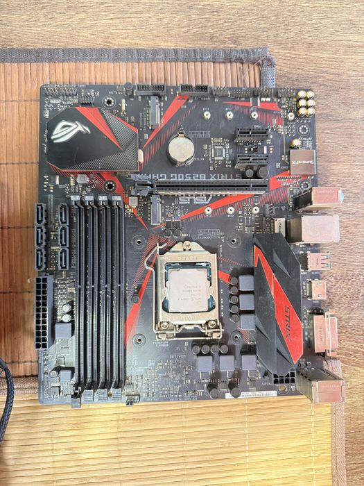 Дъно, процесор, видео карта, охладител и рам.