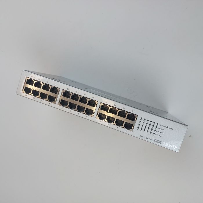Switch 10/100 24 портовый. Zyxel.