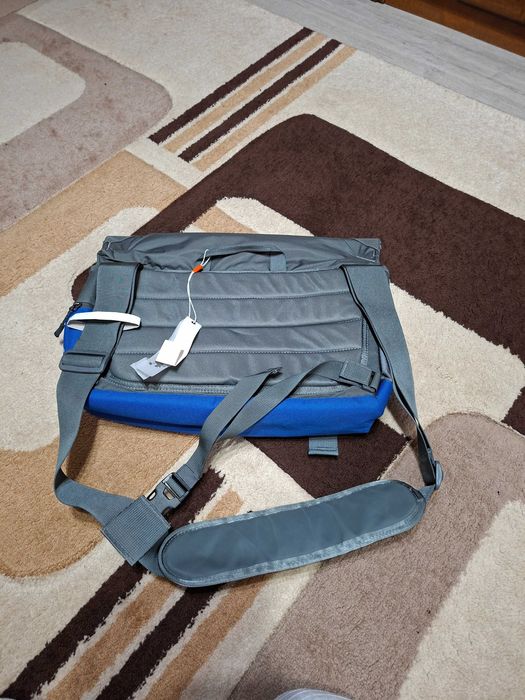 Geanta laptop (poate fi purtata si pe umar)