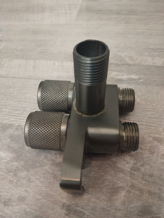 Угловой запорный кран с двумя выходами (чёрный матовый)