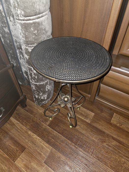 Продам столик металлический