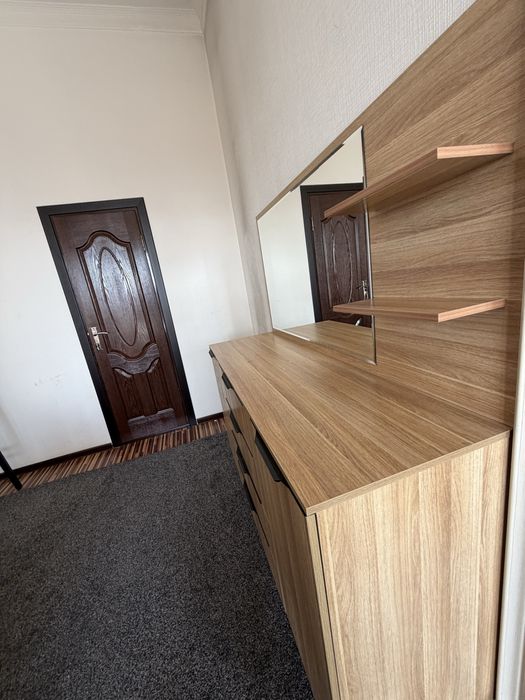 Продается трюмо с зеркалом