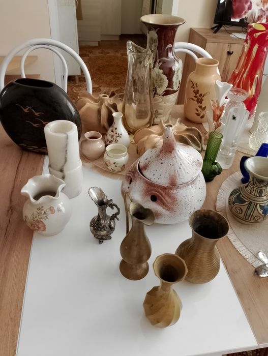 Различни видове стари-ретро вази,чаши