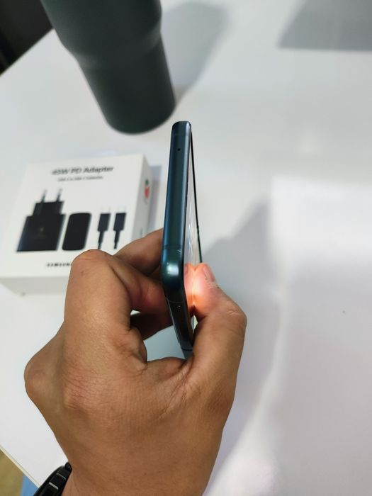 Samsung Galaxy Z flip3 yanada qulay narxda ekranlari yaxshi dog yoq