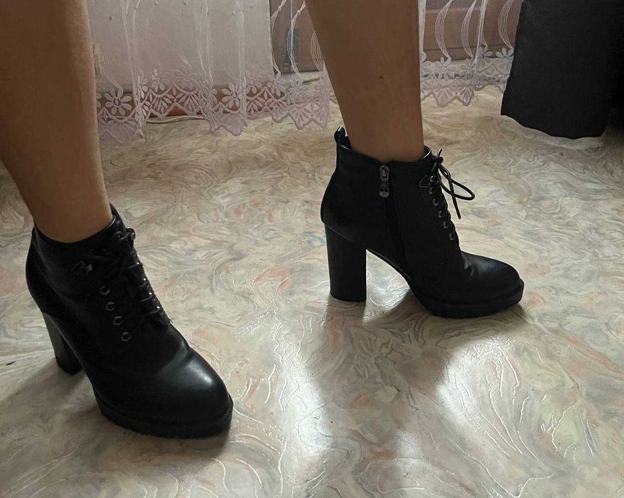 Женские кожаные ботильоны на шнуровке