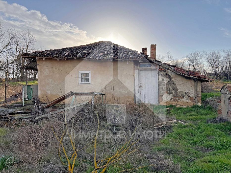 Продава къща с 2 дка двор в с. Караманите, общ Вълчи дол (обл. Варна).