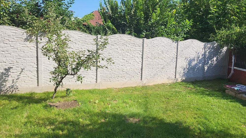 Gard din placi de beton prefabricate