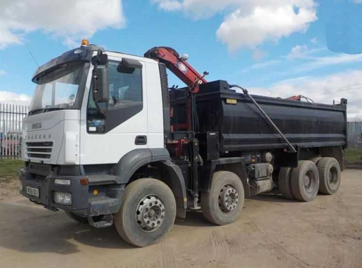 Basculabila Iveco Trakker 8X4 cu macara HMF 2007