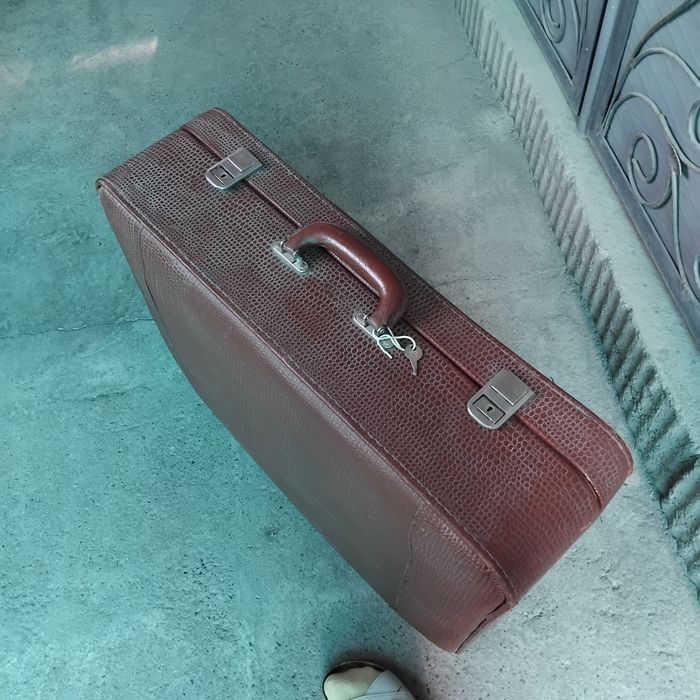 Чемодан большой с ключом