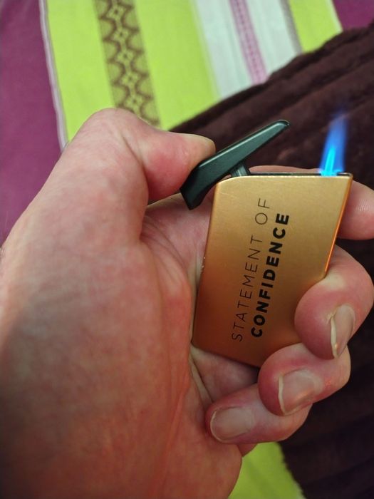 Запалка изцяло метална.