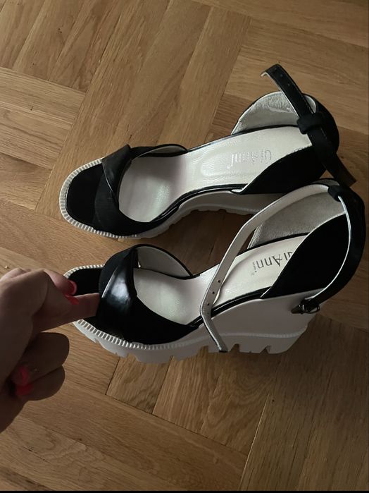 Сандали, чехли и обувки - номер 38, 39 , 40