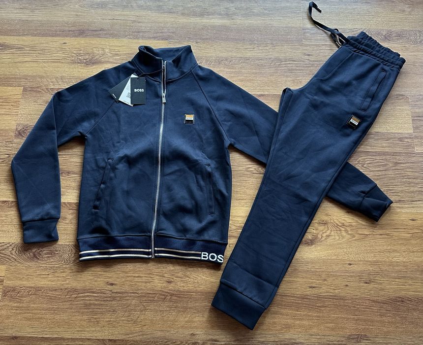 Мъжки,памучен,тъмно син екип Hugo BOSS с метално лого,без качулка