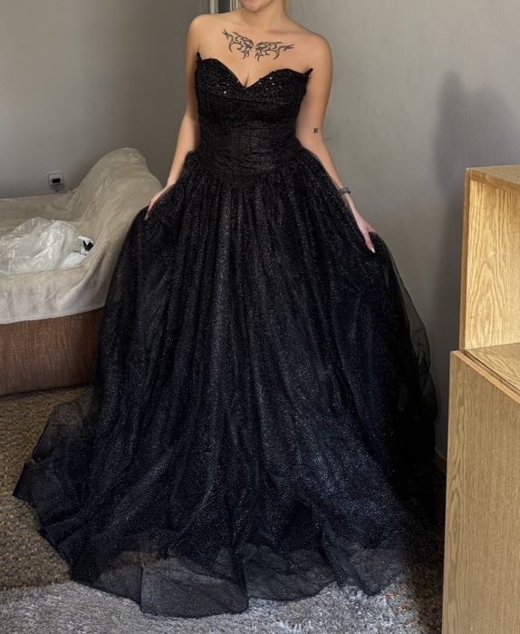 Черна дълга бална рокля