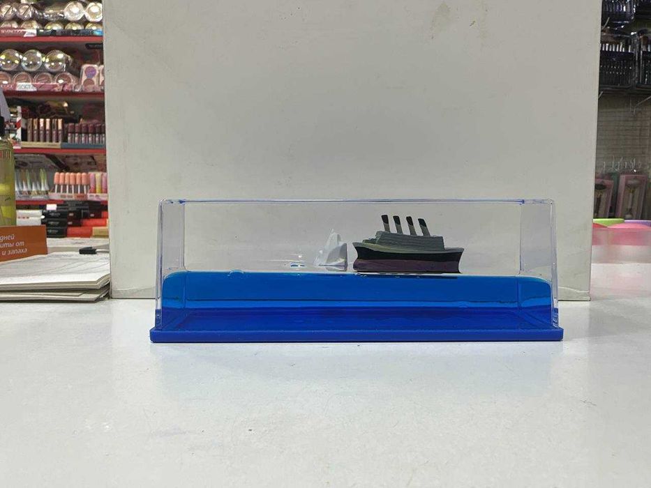 Сувенир в салон автомобиля на торпедку кораблик в океане шторм бушует