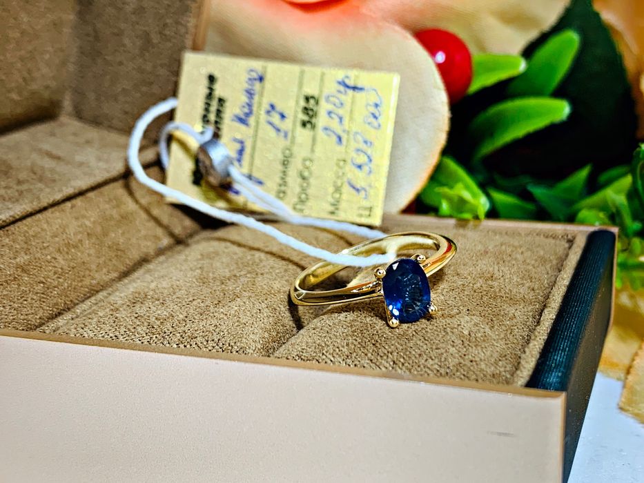 Нежное золотое кольцо с натуральным камнем – Сапфир природный