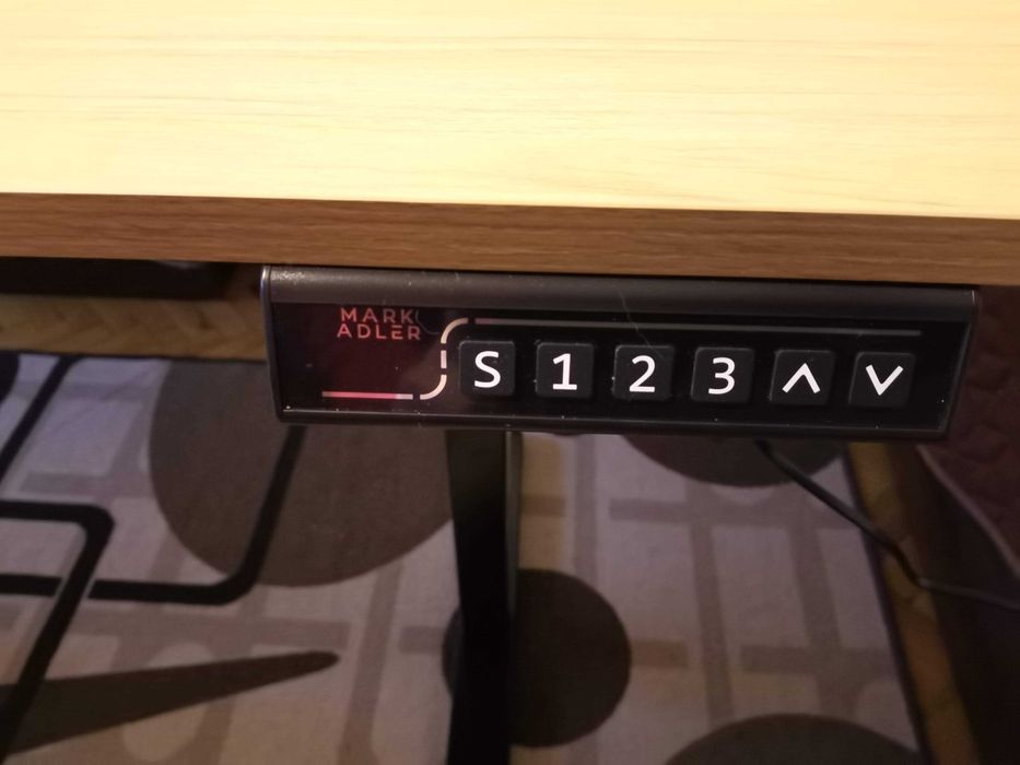 Бюро с регулируема височина Mark Adler Leader 7.0