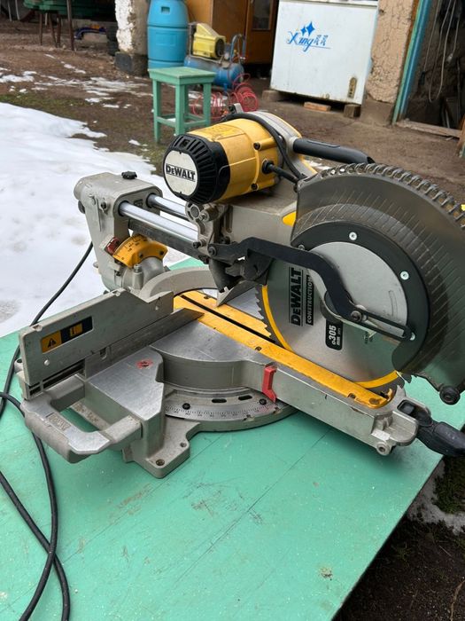 Торцовочная пила DeWALT DWS780