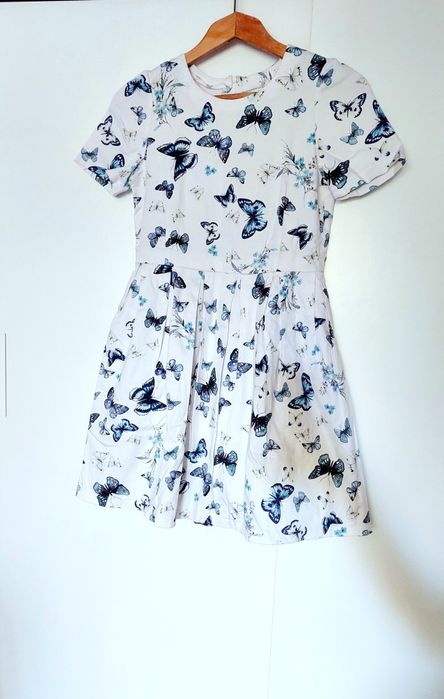 Къса бяла рокля с десен на пеперуди