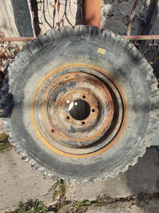 Продавам гуми със джанти за Уаз 235/75 15