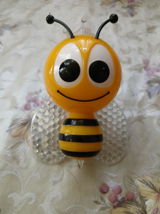 Металлические баночки - коробочкии две светящие игрушки