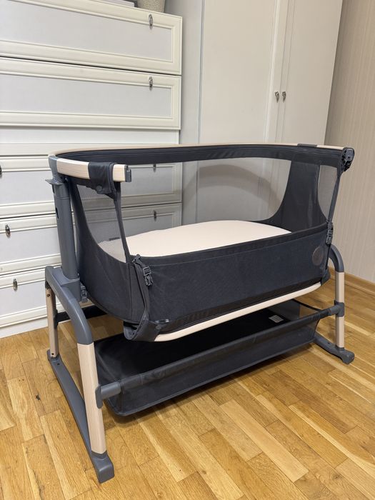 MAXI-COSI бебешко легло NEXT TO ME, Iora Air - beyond graphite