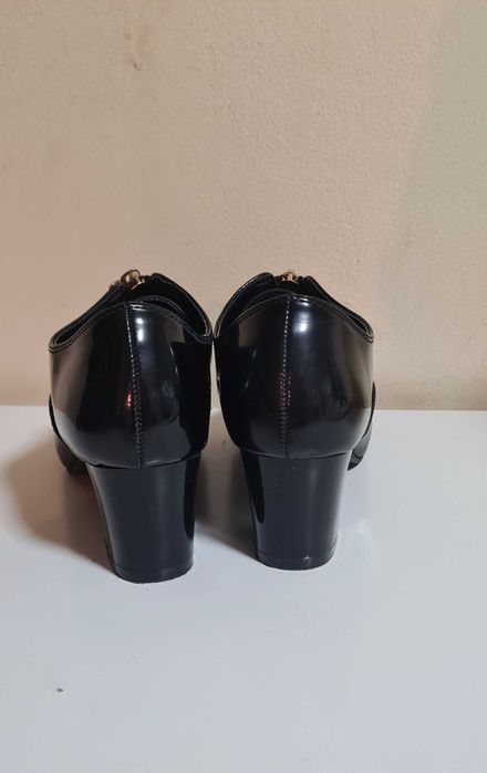 Pantofi cu toc și fermoar