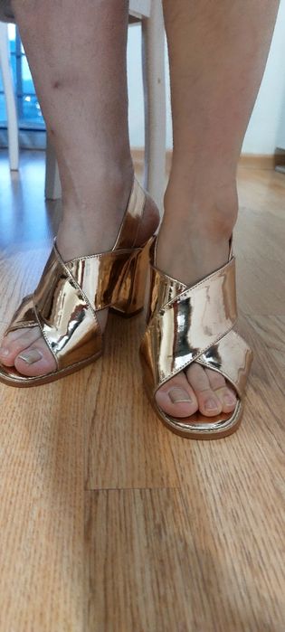 Продается босоножки