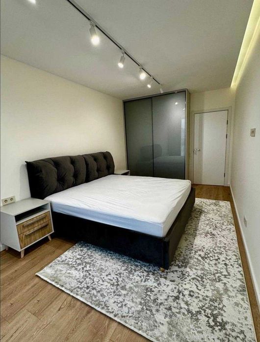 Тристаен апартамент в района на Събота пазара – 450€.