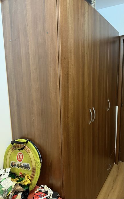 Vand dulap 3 usi doua sertare impecabil
