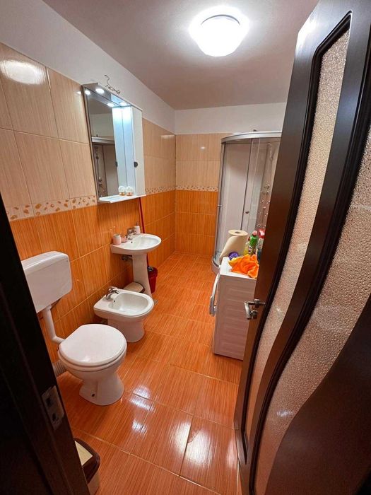 Vand apartament decomandat 1 cameră, proaspăt renovat + parcare, Florilor