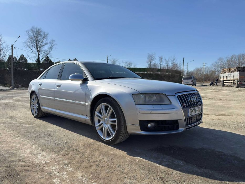 Audi S8 - 5.2 V10