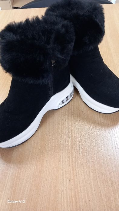 Продавам красиви дамски ботички