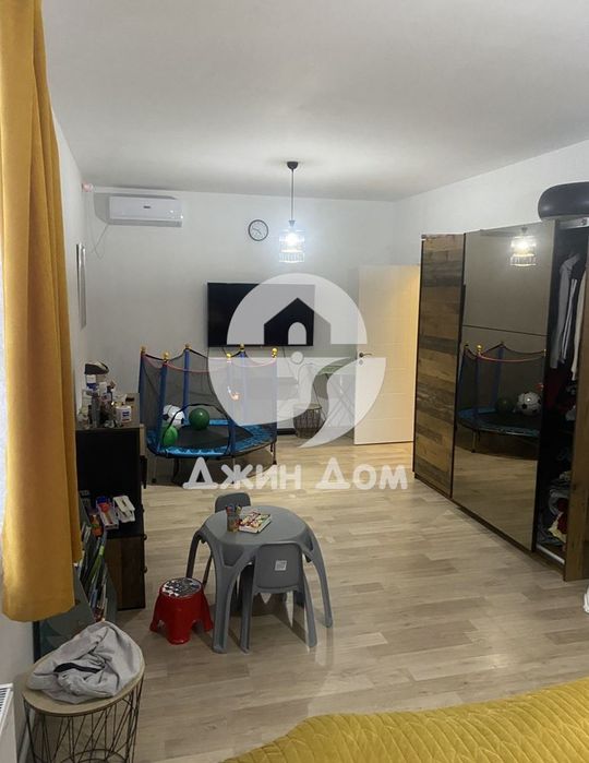 Едноетажна къща с двор в гр. Камено