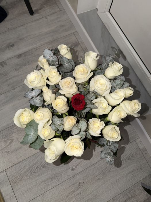 Срочно продам корзину с белыми розами!