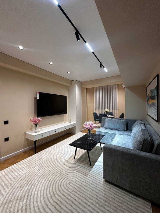 Ц-5 м.Минор 2-комн 2/4 55 м² кирпич евроремонт меб/тех внутри массива