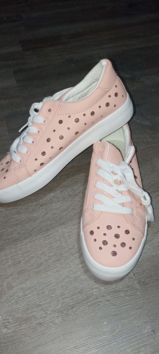 Нови розови кецове