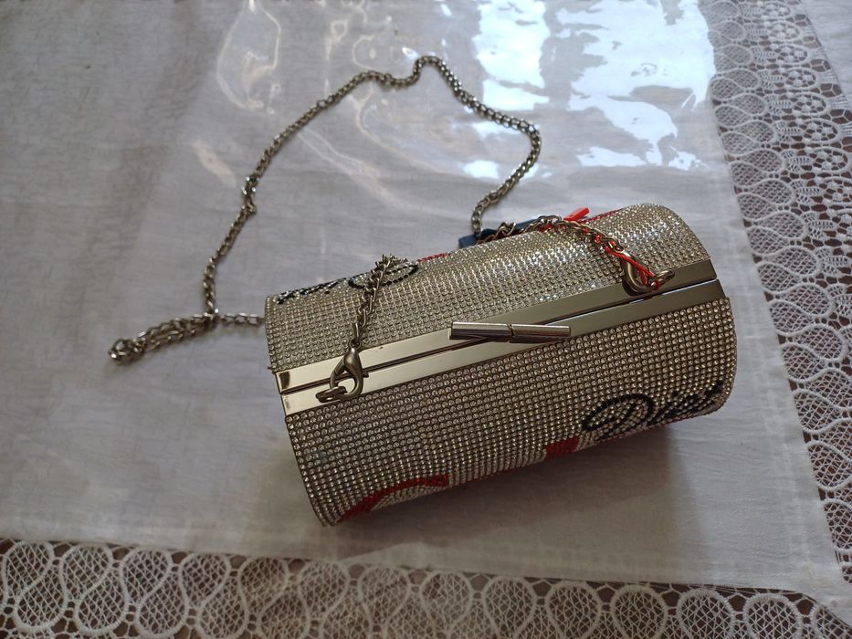 Продам вечернюю сумочку.