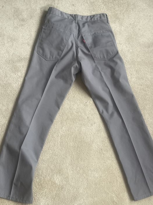 Pantaloni de stofa levis