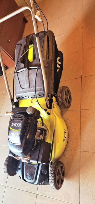 Vand masina de tuns iarba/gazonul pe benzina