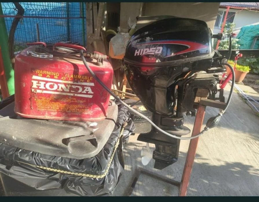 Vând motor de barca hidea 10 cp