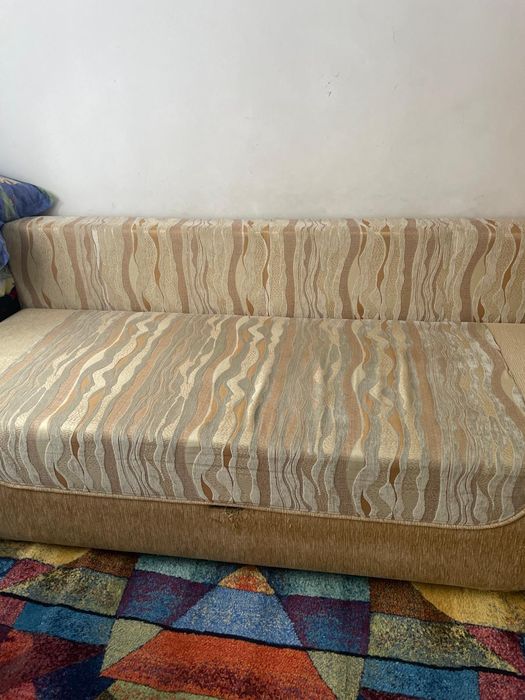 Canapea extensibila de culoare bej cu inserții de mătase foarte puțin folosită